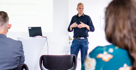 Prof. Dr. Guido Nottbusch fördert die Lesekompetenz mit „Voculus – Lesen durch Hören“. | Foto: Tilo Bergemann Prof. Dr. Guido Nottbusch fördert die Lesekompetenz mit „Voculus – Lesen durch Hören“. | Foto: Tilo Bergemann