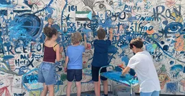 Mädchen und Jungen der Evangelischen Grundschule Potsdam beim „Kollektiven Malen“ auf der Terrasse des Kunsthauses MINSK.