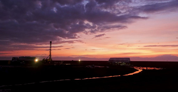 Tiefbohrung im Chew Bahir Becken im Süden Äthiopien. Foto: Annett Junginger. Bild mit Sonnenuntergang und Bohrturm im Hintergrund