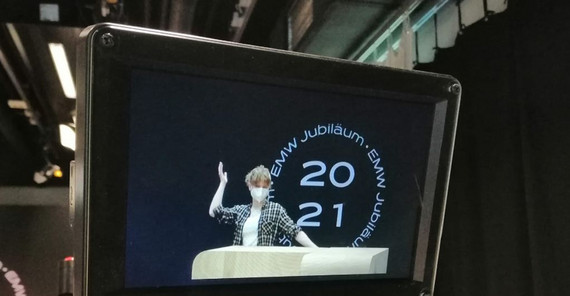 20 Jahre Europäische Medienwissenschaft | Foto: Lukas Krähn Das Foto zeigt das Bild einer laufenden Fernsehkamera; darauf eine Studentin mit Mund-Nasen-Schutz. Das Foto ist von Lukas Krähn.