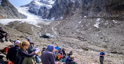 Gruppe von Menschen rastet bei einer Tour durch die Berge.