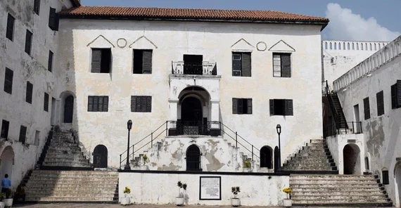 Haupteingang zum Gebäude