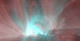 Sonneneruption, aufgenommen am 13. Mai 2013 im extremen Ultraviolett bei 13,1 nm (Cyan – 10 MK) und 17,1 nm (Rot – 1 MK) vom Solar Dynamics Observatory (SDO) der NASA. Foto: Courtesy of NASA SDO and AIA science teams.