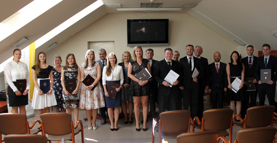 Absolventen des Studienganges „Deutsches Recht mit Ausbildung zum Fachübersetzer“ mit Vertretern der beteiligten Hochschulen aus Szeged und Potsdam. Foto: Dr. Attila Badó. Absolventen des Studienganges „Deutsches Recht mit Ausbildung zum Fachübersetzer“ mit Vertretern der beteiligten Hochschulen aus Szeged und Potsdam. Foto: Dr. Attila Badó.