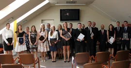 Absolventen des Studienganges „Deutsches Recht mit Ausbildung zum Fachübersetzer“ mit Vertretern der beteiligten Hochschulen aus Szeged und Potsdam. Foto: Dr. Attila Badó.