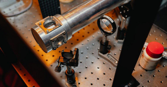 Zu Besuch in den Laboren der Arbeitsgruppe von Dieter Neher, Professor für Physik und Optoelektronik Hier im Labor werden die Solarzellen mithilfe von Lasern getestet und ihre Eigenschaften untersucht.