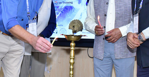 Zur Eröffnung des Symposiums wird eine heilige Flamme entfacht. Zur Eröffnung des Symposiums wird eine heilige Flamme entfacht.