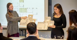 Studierende der Universität und der Fachhochschule Potsdam präsentieren ihre Modelle für eine künftige Universitätsschule. | Foto: Tobias Hopfgarten