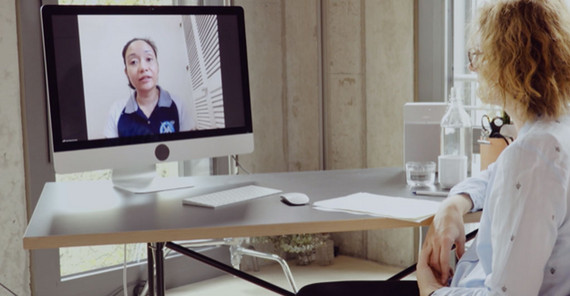 Den Klimawandel kommunizieren – Neue Online-Plattform bietet Einblicke in aktuelle Forschung Person sitzt vor einem PC und nimmt an einer Videokonferenz teil. Das Foto ist von Nina Keinrath.