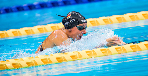Verena Schott Frau schwimmt eine Bahn.