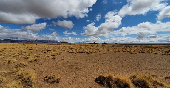 Unterwegs in den Anden | Foto: Bodo Bookhagen Blick nach Nordosten in die Schwemmebene der über 3000 Meter hohen Salinas Grandes im Anden-Hochplateau. Das Foto ist von Bodo Bookhagen.
