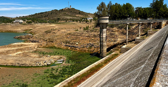 Stausee „Sierra Boyera“ in Córdoba (Südspanien) mit Wasserentnahmeturm. Stausee „Sierra Boyera“ in Córdoba (Südspanien) mit Wasserentnahmeturm. Übliche Wasserstände erreichen fast die Turmspitze. Aufgrund der Austrocknung und des niedrigen Wasserstands verbindet ein Rohrsystem den Turm mit der nächstgelegenen Wasserfläche.