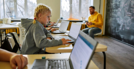 Neues Kolloquium des Zentrums für Lehrkräftebildung und Bildungsforschung Das Bild zeigt Unterricht in der Grundschule. Das Foto ist von Svitlana/AdobeStock.