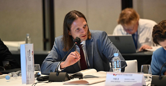 Dr. Berno Bahro hat in Südkorea über die deutsch-deutsche Sportgeschichte referiert. Dr. Berno Bahro hat in Südkorea über die deutsch-deutsche Sportgeschichte referiert.