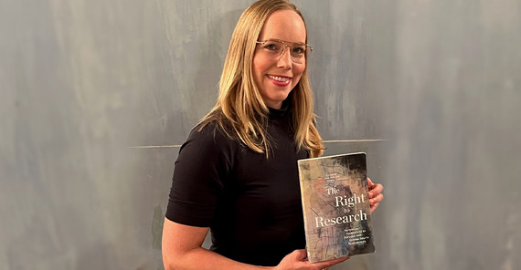 Prof. Marcia C. Schenck mit dem von ihr mit herausgegebenen Buch „The Right to Research“ Historikerin Prof. Marcia C. Schenck mit dem von ihr mit herausgegebenen Buch „The Right to Research“.