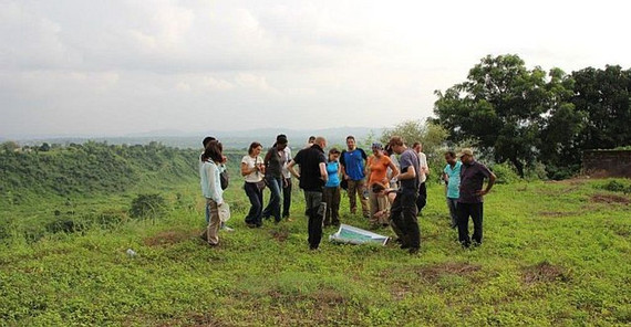 Der erste Tag am Fuß des Himalaya: Die Doktoranden studieren die Landschaftsformen, die durch die Aktivität des frontalen Überschiebungssystems entstanden sind. Foto: L. Heinecke Der erste Tag am Fuß des Himalaya: Die Doktoranden studieren die Landschaftsformen, die durch die Aktivität des frontalen Überschiebungssystems entstanden sind. Foto: L. Heinecke