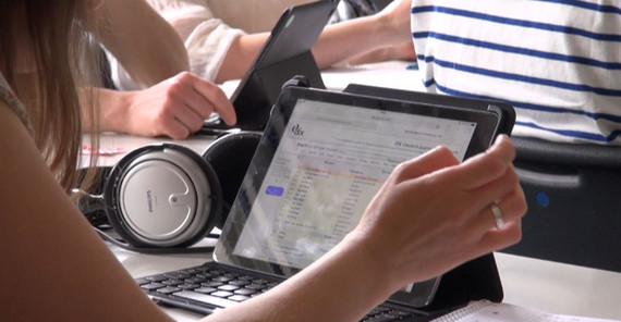 Lernen mit dem Tablet-PC (Foto: Cornelia Brückner) Lernen mit dem Tablet-PC (Foto: Cornelia Brückner)
