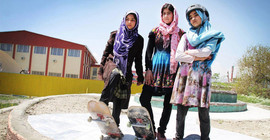 Drei afghanische Mädchen, die dank Skateistan e.V. das Skaten für sich entdeckt haben. Nicole Erfurth, Alumna der Universität Potsdam, engagiert sich von Deutschland aus für den Verein. Foto: Skateistan e.V.