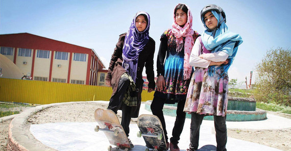 Drei afghanische Mädchen, die dank Skateistan e.V. das Skaten für sich entdeckt haben. Nicole Erfurth, Alumna der Universität Potsdam, engagiert sich von Deutschland aus für den Verein. Foto: Skateistan e.V. Drei afghanische Mädchen, die dank Skateistan e.V. das Skaten für sich entdeckt haben. Nicole Erfurth, Alumna der Universität Potsdam, engagiert sich von Deutschland aus für den Verein. Foto: Skateistan e.V.