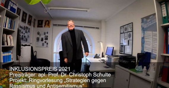 Inklusionspreis 2021 fuer Christoph Schulte und Ljuba Kirjuchina Das Bild zeigt Prof. Dr. Christoph Schulte in seinem Büro.