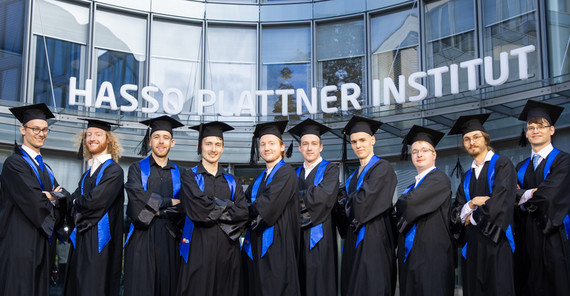 Die besten Absolventen der Digital-Engineering-Fakultät 2018. Foto: HPI/K. Herschelmann. Die besten Absolventen der Digital-Engineering-Fakultät 2018. Foto: HPI/K. Herschelmann.