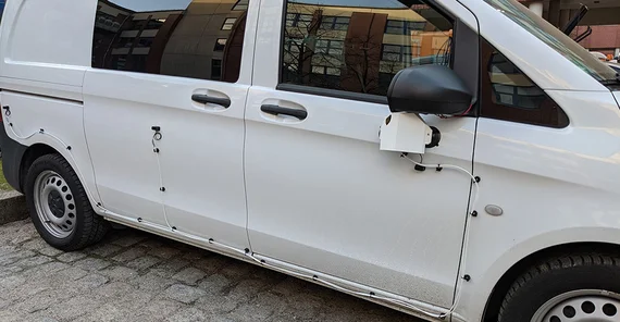 Das Foto zeigt ein Versuchsfahrzeug an dem eine Sensorbox des Assistenzsystems befestigt ist. Das Foto ist von SySiKo.