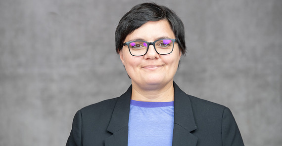 Karin Sardadvar ist seit dem Sommersemester 2024 Gertrud-Feiertag-Gastprofessorin an der UP.. Karin Sardadvar ist seit dem Sommersemester 2024 Gertrud-Feiertag-Gastprofessorin für interdisziplinäre Geschlechterforschung an der Universität Potsdam.