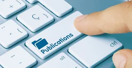Symbolbild. Ein Finger drückt die Taste "Publications" auf einer Tastatur.