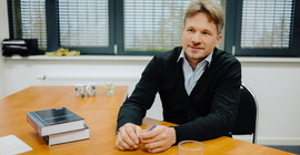 Prof. Dr. Jan Härter in seinem Büro.