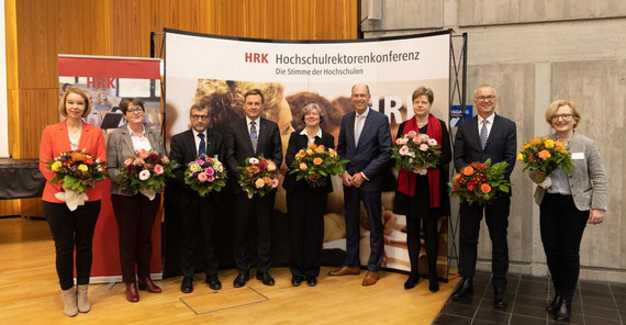 Prof. Oliver Günther als Vizepräsident der Hochschulrektorenkonferenz wiedergewählt | Foto: Universität Stuttgart/Regenscheidt Der Präsident der Universität Potsdam Prof. Oliver Günther, PhD. (4.v.l.) im Kreis der neu und wiedergewählten HRK-Vizepräsidentinnen und -präsidenten. Das Foto ist von Universität Stuttgart/Regenscheidt.