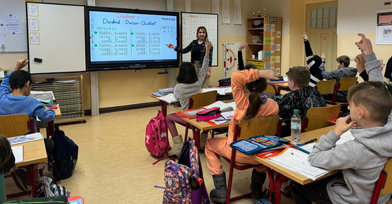 2015 floh Entisar Karkoli vor dem Krieg in Syrien. Entisar Karkoli in Unterrichtssituation mit Schulklasse.