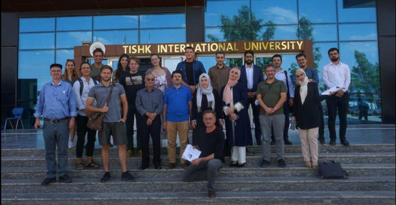 Unterwegs im Irak, Tag 7 und 8: Die Potsdamer Exkursionsteilnehmenden und ihre Gastgeber vor der Tishk-Universität Die Potsdamer Exkursionsteilnehmenden und ihre Gastgeber vor der Tishk-Universität. Das Foto ist von Valentina Meyer-Oldenburg