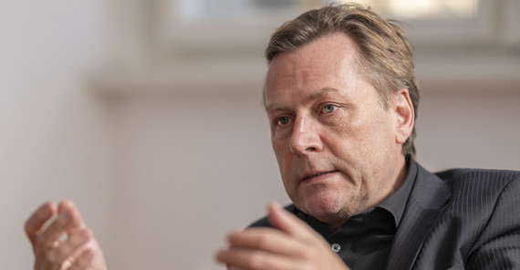 Ein Mann im Interview