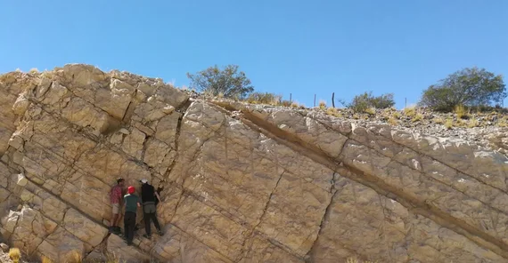 Three geologists in their natural habitat. Foto: Sibiao Liu.
