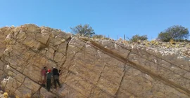 Three geologists in their natural habitat. Foto: Sibiao Liu.