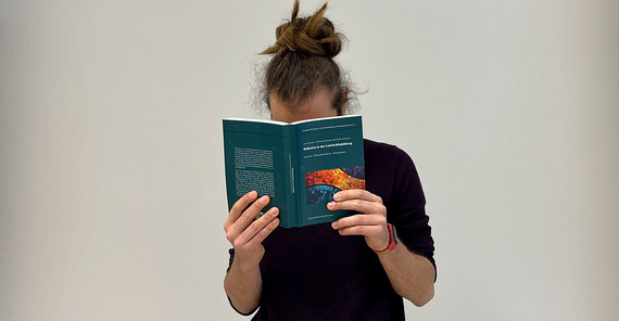 Das Herausgebertrio findet sich voll und ganz in seinem Buch wieder. Das Herausgebertrio findet sich voll und ganz in seinem Buch wieder: „Reflexion in der Lehrkräftebildung: Empirisch – Phasenübergreifend – Interdisziplinär“.