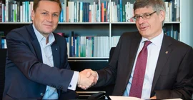 Universitätspräsident Oliver Günther, Ph.D. (l) und Prof. Raanan Rein, Vizepräsident der Tel Aviv University, unterzeichnen das „Memorandum of Understanding“ (Foto: Karla Fritze)