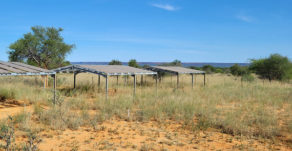 Wissenschaftliche Aufbauten in der Savanne