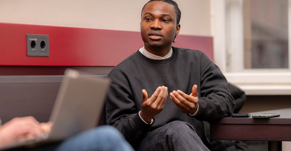 Timilehin Ogunnusi während des Interviews.