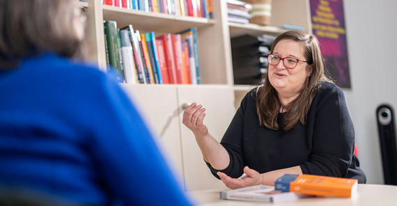 Die Psychologin Katharina Scheiter erklärt, wie Kinder fit im Umgang mit Medien werden. Katharina Scheiter während des Interviews.