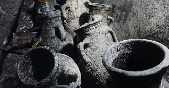 Auf dem Foto sind Tonkrüge für Olivenöl zu sehen. Das Foto ist von Valentina Meyer-Oldenburg.