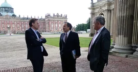 Der Botschafter der Republik Peru, Elmer Schialer (M), im Gespräch mit Präsident Prof. Oliver Günther, Ph.D. (l.) und dem Vizepräsidenten für Internationales, Prof. Dr. Florian Schweigert (r.). Foto: Claudia Scharioth.