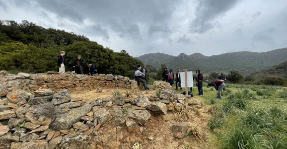 Das Bild zeigt Überreste eines Nuraghendorfes von ca. 1200 v. Chr. neben dem Tempel von Antas.