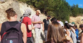 Exkursionsleiter Prof. Dr. Manfred Strecker (3.v.l.) mit den Studierenden. Foto: Ariane Müting.