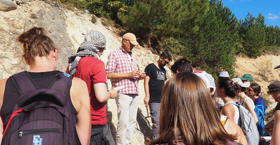 Exkursionsleiter Prof. Dr. Manfred Strecker (3.v.l.) mit den Studierenden. Foto: Ariane Müting. Exkursionsleiter Prof. Dr. Manfred Strecker (3.v.l.) mit den Studierenden. Foto: Ariane Müting.