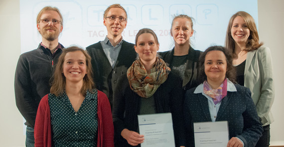 Urkundenübergabe E-Learning UP Award 2017 (v.l.n.r.: Dr. Sebastian Stober, Florian Scholz, Prof. Dr. Ulrike Lucke, Ulrike Ising, Marlen Schumann, Prof. Dr. Ricarda Winkelmann, Olga Holland). Foto: Franziska Heller. Urkundenübergabe E-Learning UP Award 2017 (v.l.n.r.: Dr. Sebastian Stober, Florian Scholz, Prof. Dr. Ulrike Lucke, Ulrike Ising, Marlen Schumann, Prof. Dr. Ricarda Winkelmann, Olga Holland). Foto: Franziska Heller.