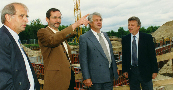 Hasso Plattner (3.v.l.) mit Matthias Platzeck (2.v.l.) | Foto: Karla Fritze Hasso Plattner (3.v.l.) mit Matthias Platzeck (2.v.l.) | Foto: Karla Fritze