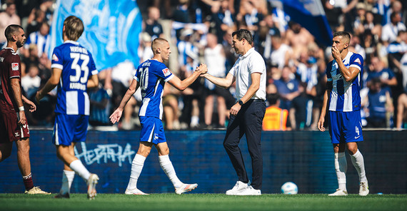 Anfang der 2000er Jahre studierte Benjamin Weber an der Universität Potsdam Sportwissenschaft. Benjamin Weber mit Spielern auf dem Fußballplatz.