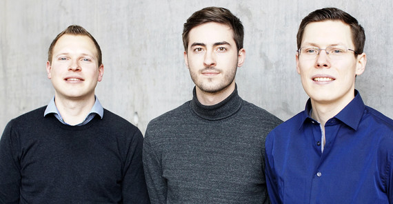 Die Gründer von „PerfAccT“ Portrait von drei Männern vor einer Wand