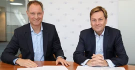 Der Präsident der Universität Potsdam, Prof. Oliver Günther, Ph.D., und der Hauptgeschäftsführer der IHK, Prof. Dr. Dr. Mario Tobias unterzeichnen eine Absichtserklärung zur Einrichtung eines Traineeprogrammes
